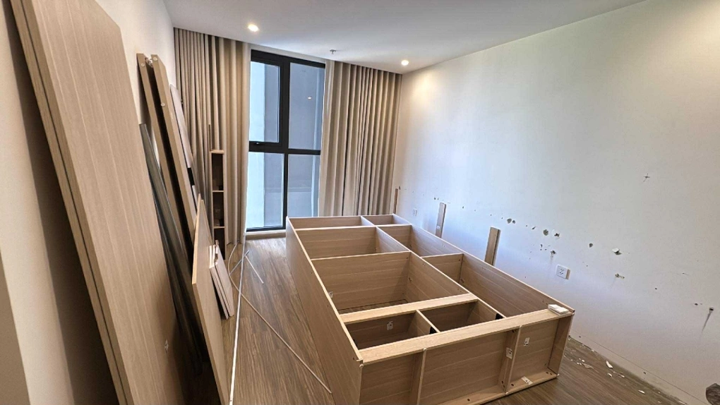 Nội thất cũ sau khi tháo dỡ thường khó giữ nguyên cấu trúc ban đầu, quá trình lắp đặt lại dễ phát sinh thiếu sót chi tiết hoặc hư hại, nhất là với các hệ tủ được gắn cố định vào tường.