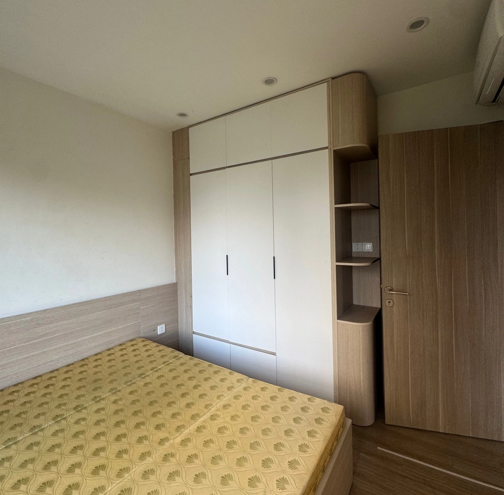 Nội thất cũ sau khi lắp đặt lại có thể tạo cảm giác hoàn chỉnh nếu nhìn tổng thể, tuy nhiên khi quan sát kỹ sẽ thấy một số chi tiết thiếu hụt như phần góc tủ bên phải trong ảnh bị mất nắp che, ảnh hưởng đến thẩm mỹ.